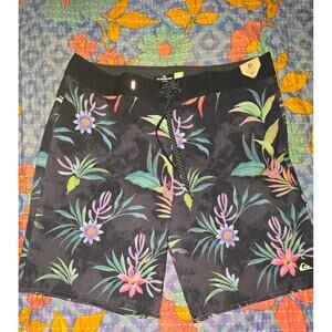 NwT Men's size 31" waist Quiksilver Boardshorts Swimsuit